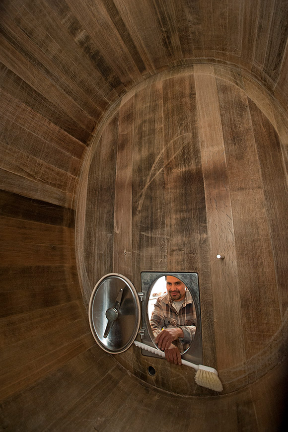 Ulises entering a oak cask to clean it before being filled.